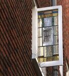 Glas in lood met afbeelding van de voormalige synagoge.
<br/>
Marcel Westhoff, augustus 2016